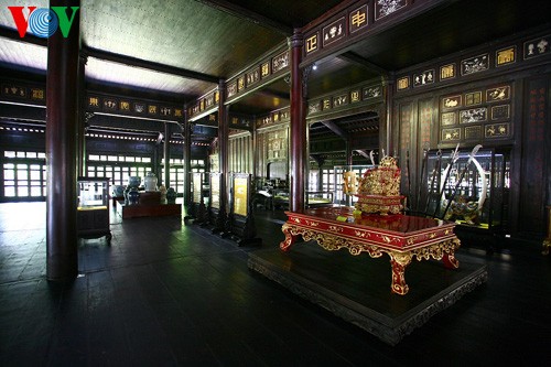 Benda peninggalan sejarah yang tak ternilaikan harganya dari Museum Istana Kerajaan Hue - ảnh 4